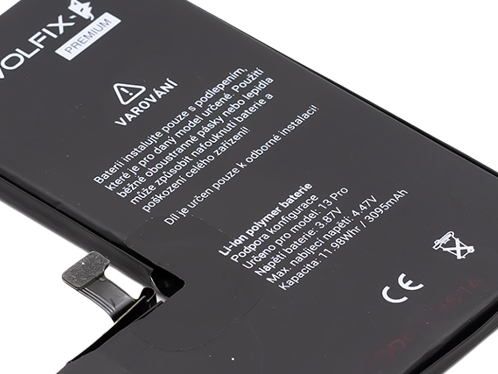 Připravená výměna baterie iPhone 13 Pro – náhradní díl vedle zařízení